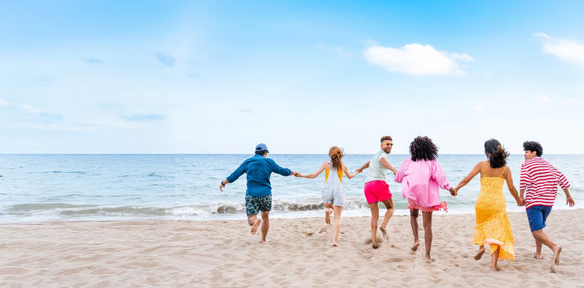 Gruppe rennt am Strand