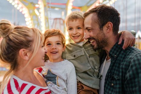 Familie im Freizeitpark