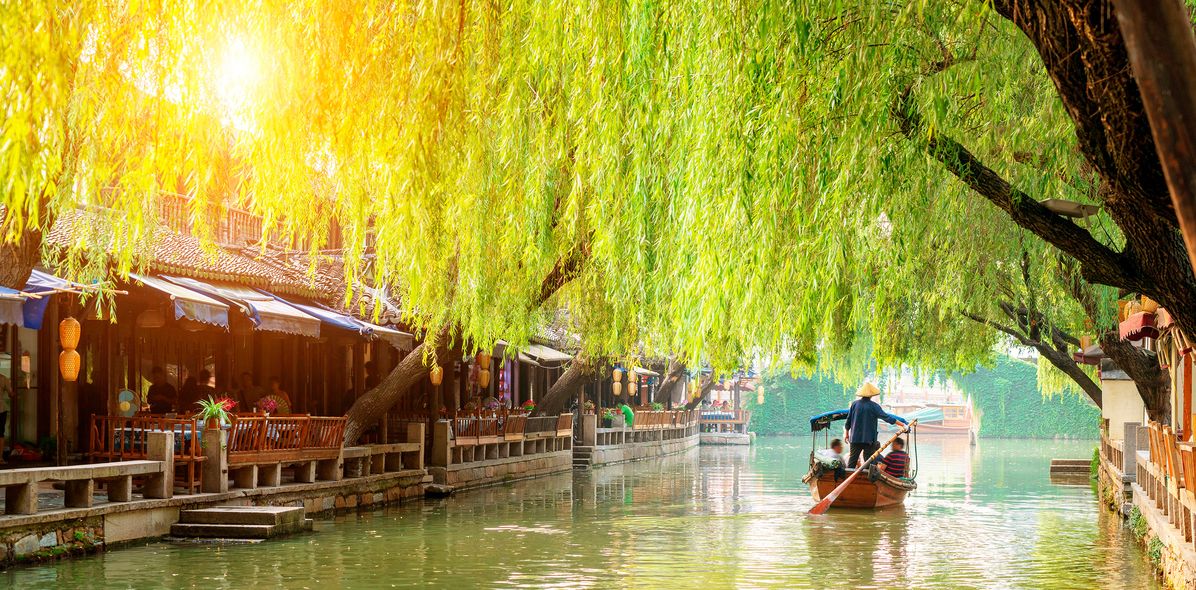 Suzhou Fluss mit Häuschen und Boot