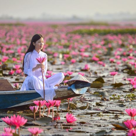 Frau in Asien auf Boot