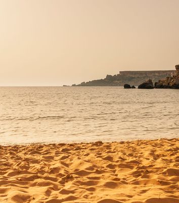 Sonnenuntergang am Strand von Ghajna Tuffieha Bay auf Malta