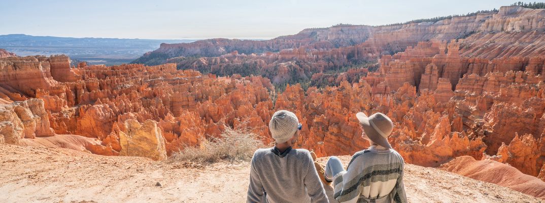 Ein Paar blickt auf die Felsformationen des Bryce Canyons