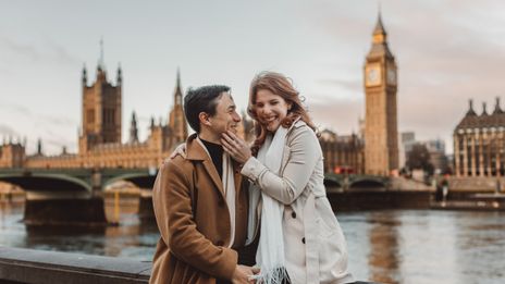 Paar an der Themse mit Blick auf Big Ben in London