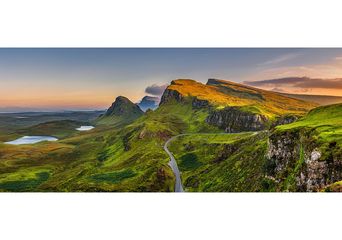 Weite Landschaft in den schottischen Highlands mit Hügeln und Tälern