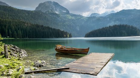 See mit Steg und Boot
