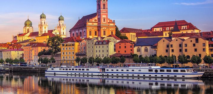 Schiff liegt in Passau an der Anlegestelle