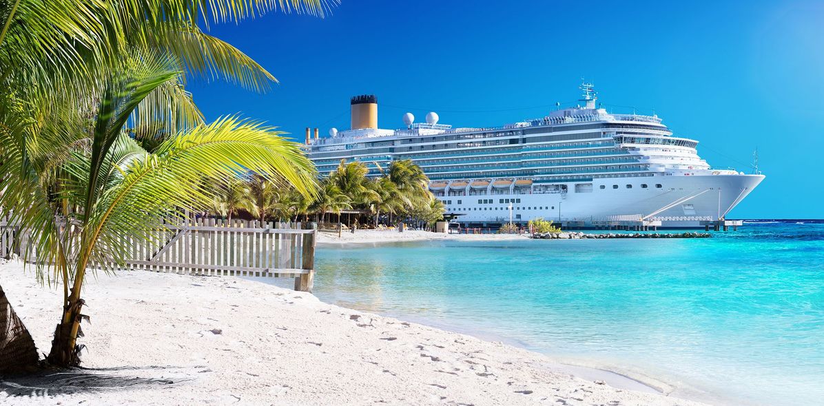 Kreuzfahrtschiff am Hafen mit weißem Sand