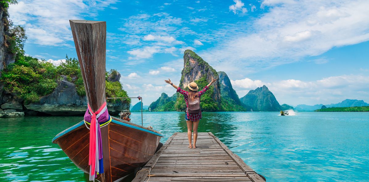 Frau mit Boot in Thailand