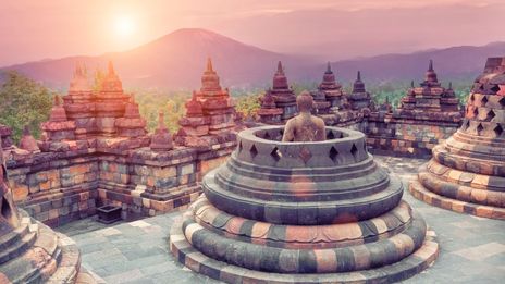 Der buddhistische Borobudur-Tempel auf Java bei Sonnenaufgang