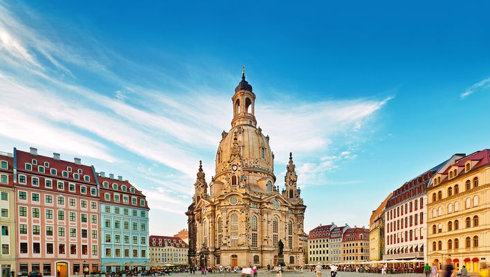 Blick auf eine Kirche in Dresden