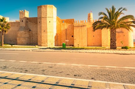 Die Festung Ribat Hartem mit ein paar Palmen in Monastir in Tunesien
