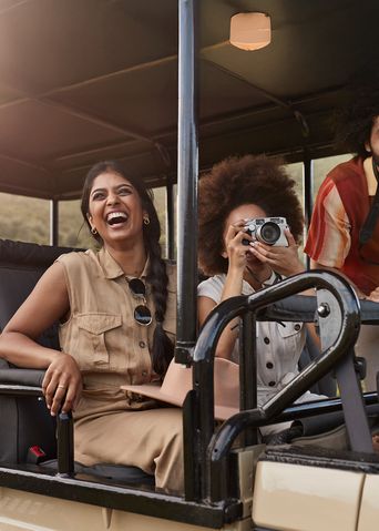 Gruppe im Geländewagen bei einer Safari in Südafrika