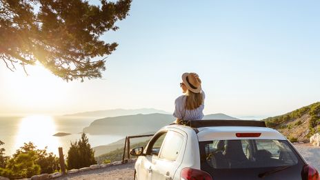 Frau genießt die Aussicht von ihrem Auto aus
