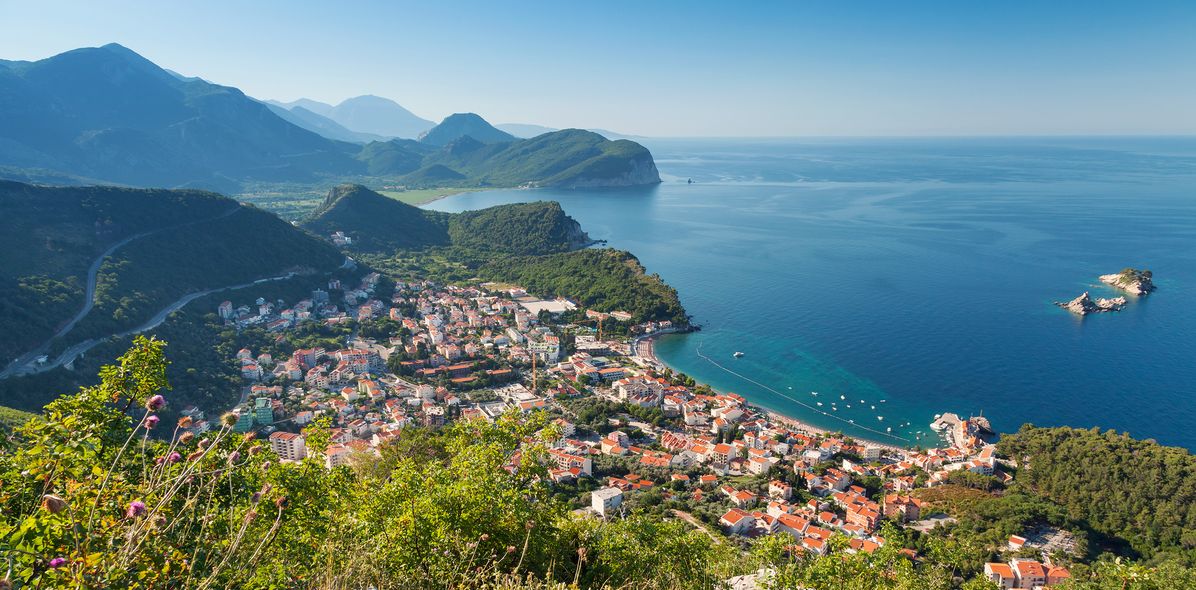 Blick auf Petrovac in Montenegro