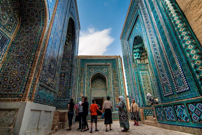 Registan in Samarkand mit kunstvollen Mosaiken, Medresen und historischer Atmosphäre