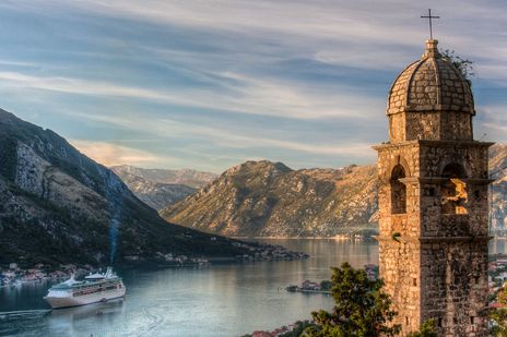 Kreuzfahrtschiff in der Bucht von Kotor