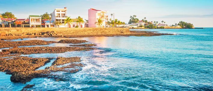 Küstenabschnitt von Puerto Limón in Costa Rica mit farbigen Gebäuden und Felsstrand.