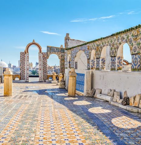 Traditionelle Dachterrasse mit zahlreichen Mosaikfließen in Blautönen in der Medina von Tunis, Tunesien