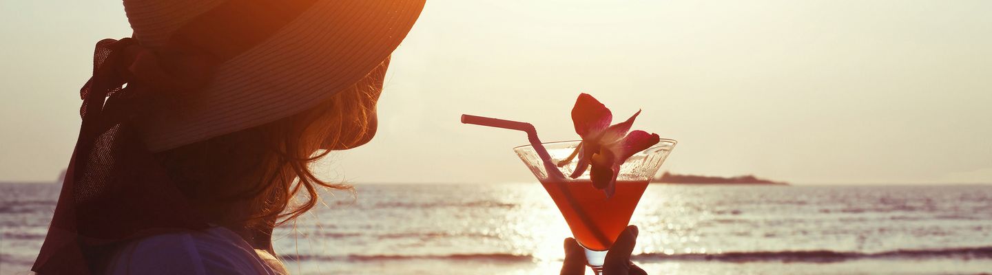 Frau bei Sonnenuntergang am Strand 