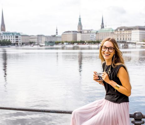 Frau mit Kamer an der Alster in Hamburg