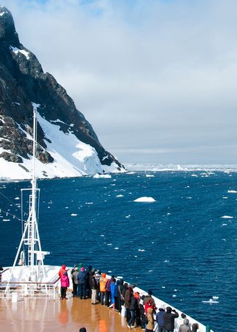 Kreuzfahrtschiff in der Antarktis