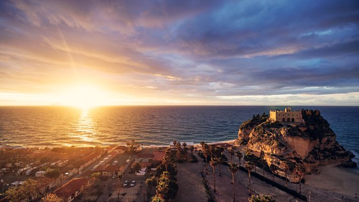 Blick auf einen Sonnenuntergang über dem Meer in Reggio Calabria. Kalabrien Italien