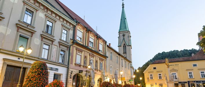Ausblick auf die Altstadt von Celje mit historischen Häusern und einen Kirchturm