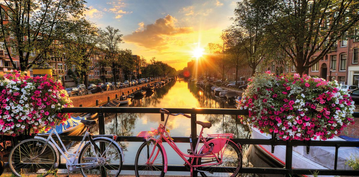 Gracht mit Sonnenuntergang in Amsterdam