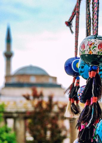 Stadtansicht von Konya mit Moschee, Minaretten und traditioneller Architektur