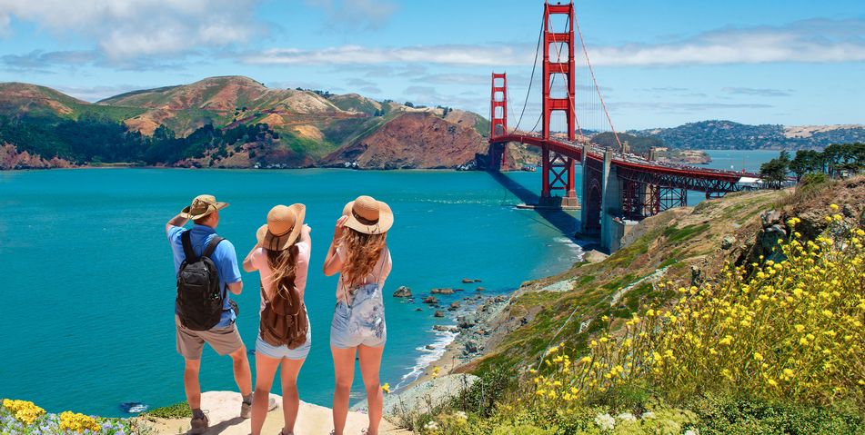 Gruppe Frauen vor der Golden Gate Bridge