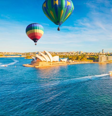 Heißluftballons fliegen über Sydney, Australien