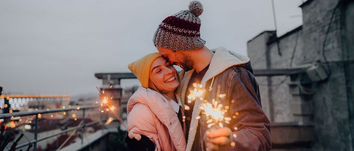 Ein paar feiert Silvetser 
