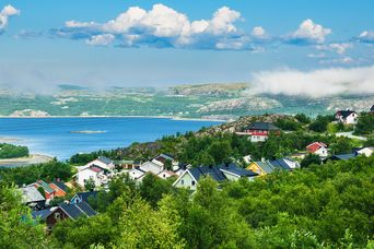 Die Stadt Kirkenes im Hochsommer von einem Hochplateau betrachtet, Norwegen