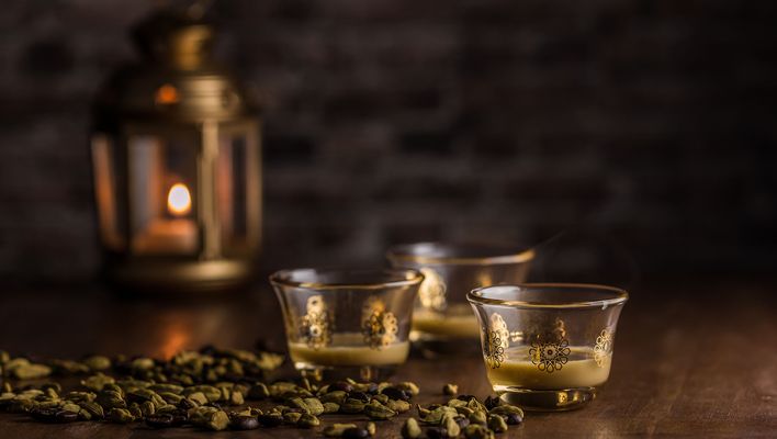 Traditioneller omanischer Kaffee Qahwa mit Gläsern in stimmungsvoller Szene