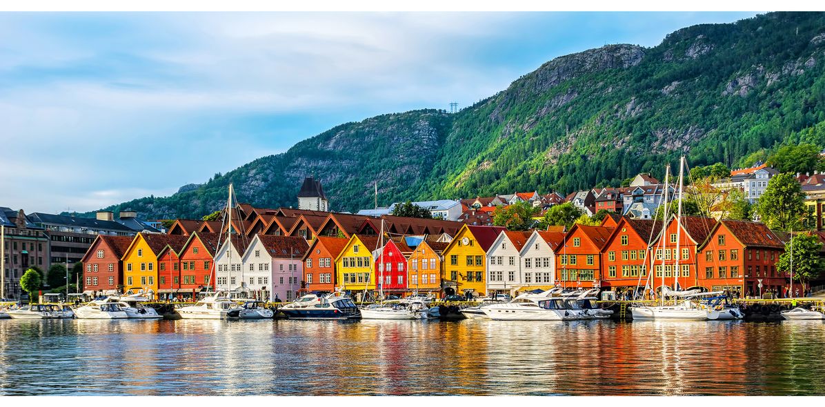 Norwegen Bergen bunte Häuser am Wasser