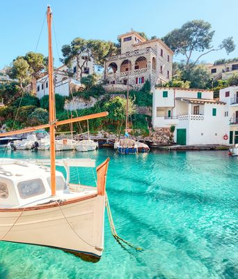 Malerischer Fischerhafen von Cala Figuera auf Mallorca mit türkisblauem Wasser und Booten