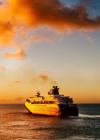 Schiff fährt in den Sonnenuntergang