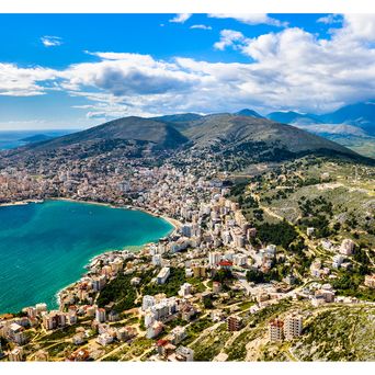 Panoramablick auf die Küstenstadt Saranda in Albanien