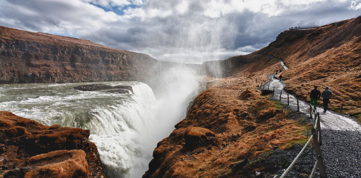 Menschen am Gullfoss Wasserfall auf Island