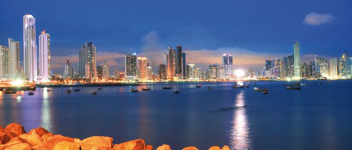 Malerische Skyline von Panama-City bei Nacht