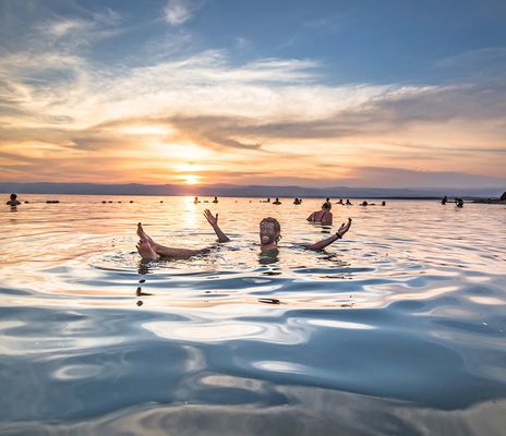 Mann schwimmt im Toten Meer