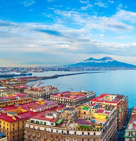 Ausblick über die Dächer von Neapel den Vesuv