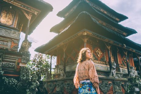 Frau vor Tempel in Bali