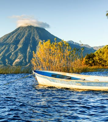 Ausblick auf ein Boot auf dem Lago de Atitlán See