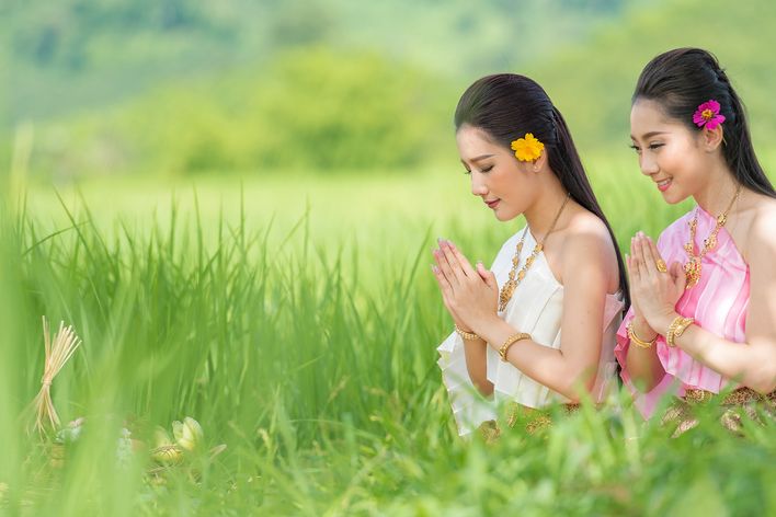Frauen beten in Asien