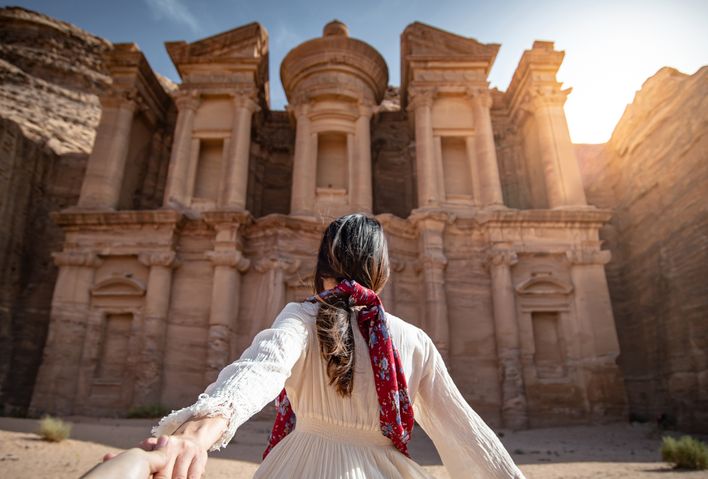 Frau vor dem Schatzhaus in Petra