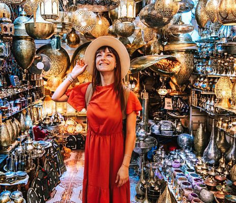 Eine Frau auf Shoppingtour in Marrakesch