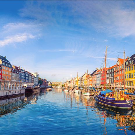 Kanal mit Booten und bunten Häusern im Nyhavn von Kopenhagen