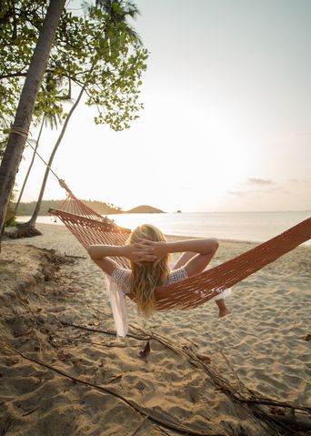 Frau auf Hängematte am Strand