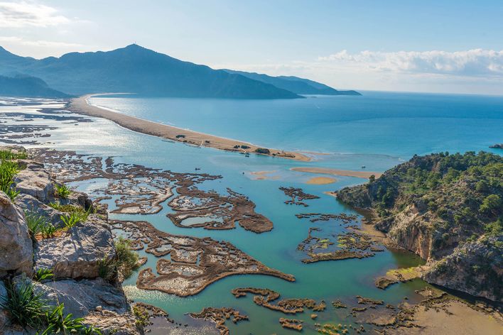Luftaufnahme des İztuzu Strands bei Dalyan mit Sandbank und Lagunenlandschaft
